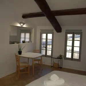 grand-studio-30m2-intramuros-refait-neuf.fr-provencehotel.com/